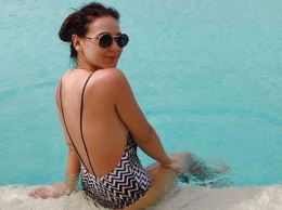 Жена игрока сборной Украины не поместила грудь в купальнике