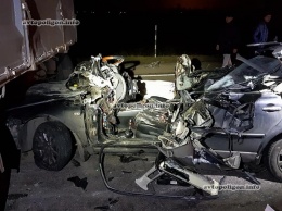 ДТП под Киевом: VW Passat врезался в грузовик - погиб мужчина и его беременная жена. ФОТО