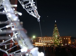 В столице Крыма праздничными огнями зажглась главная елка