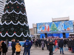 В оккупированном Луганске зажгли огни новогодней елки (фото)