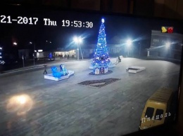 В райцентре Одесской области главную городскую елку взяли под видеонаблюдение - чтобы защитить от вандалов