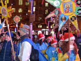 В Днепре впервые прошел красочный новогодний карнавал (ФОТОРЕПОРТАЖ)