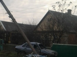 В Запорожской области легковушка завалила столб (ФОТО)