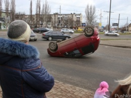 На площади Толбухина перевернулась иномарка. ФОТО