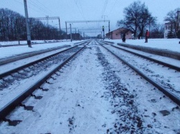 В Ровенской области под поездом погибла женщина, сын - в больнице