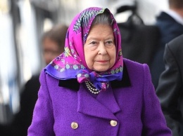 Королева Елизавета II появилась на вокзале в Норфолке в баклажановом пальто (ФОТО)