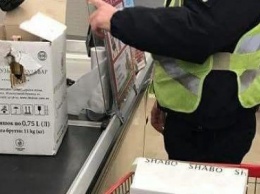 Одесский полисмен купил два ящика вина в супермаркете и увез их на "Приусе" (ФОТО)