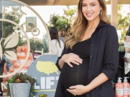Джессика Альба восхищает "беременными" фото