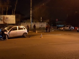 В результате ночного ДТП в Симферополе пострадали четыре человека (ФОТО)