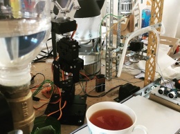 Из старого мобильного и мини-компьютера можно собрать чайного робота