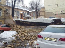 В центре Киева на автомобили и газопровод обвалилась стена между домами