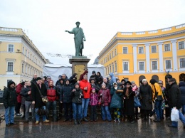 «Петтинг» по-одесски: два десятка сторонников Порошенко у памятника Дюку пили кофе и угощались конфетами «Рошен»