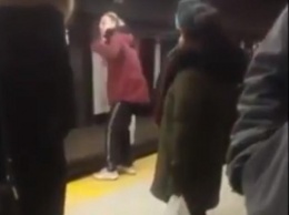 В метро поезд сбил музыканта (видео)