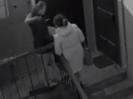 Подозрительные женщины ходят по подъездам многоэтажек (видео)