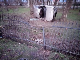 В Николаеве «Mazda», убегая от полицейских, врезалась в забор - водитель погиб