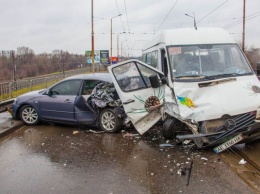 В Днепре на Старом мосту Mazda влетела в маршрутку