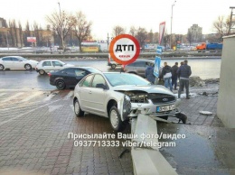 В Киеве на Окружной два Ford не поделили дорогу и устроили ДТП