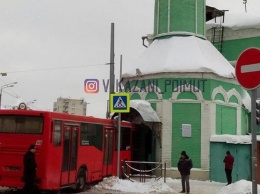 В России автобус въехал в мечеть (фото)
