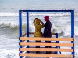 В Одессе была аномально теплая погода и большие волны (фото)