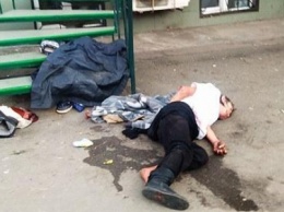 В центре Одессе женщина упала со ступенек и разбила голову (ФОТО)