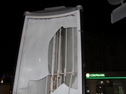 Вандалы разбили ситилайт в центре города (фото)