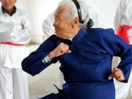 94-летняя мастер боевых искусств покорила Сеть (видео)