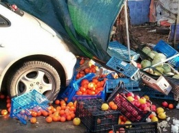 Авто въехало в торговую палатку в центре Ужгорода: три человека пострадали