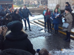 В Киеве правозащитники отправили Путину 5-килограммовый отчет о правах человека в Крыму (ФОТО)