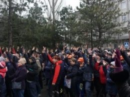 Докеры Бердянского морского порта вышли на акцию протеста