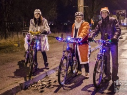 На Днепропетровщине Деды Морозы на колесах поздравили детей