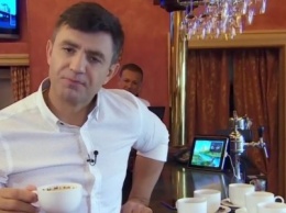 Ведущий Николай Тищенко не выспался в одесском отеле: ему принесли 16 чашек кофе (ВИДЕО)