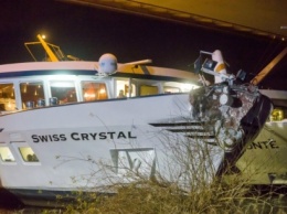 В Германии теплоход врезался в опору моста: 29 пострадавших