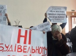 В Херсонском горсовете протестовали против застройки многоквартирного дома