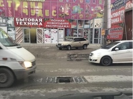 В Симферополе автомобили проваливаются в ливневки