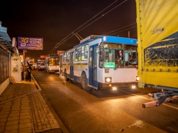 ДТП в Днепре: на дороге столкнулись легковое авто и фура