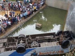 В Индии автобус упал в реку, десять человек погибли