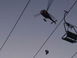 В Австрии спасатели с помощью вертолетов снимали туристов, застрявших на подъемнике