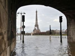 На Париж надвигается очередной дождевой фронт