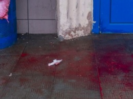 В Днепре в «АТБ» мужчина резал себе вены и кидался на людей с ножом