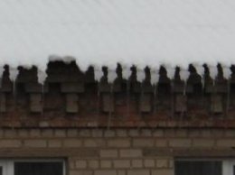 В Доброполье из-за потепления с крыш падает снег и сосульки