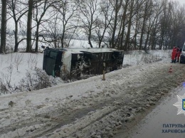 Под Харьковом рейсовый автобус снесло с дороги боковым ветром