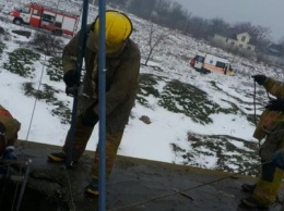 В Запорожской области парень упал в 4-метровый отстойник для воды: его доставали спасатели, - ФОТО