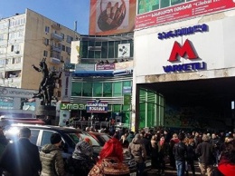 В Тбилиси на станции метро обрушился потолок - 13 пострадавших