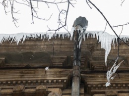 Как в Днепре убирают опасные сосульки?