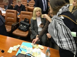 Депутата, получившую матпомощь из горбюджета и купившую иномарку, "закидали" деньгами (Фото)