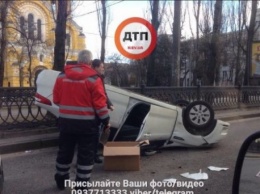 В центре Киева легковушка перевернулась на крышу - образовались километровые пробки (Видео)