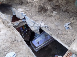 Неизвестные разрыли могилу на кладбище Шабо - к делу подключилась полиция