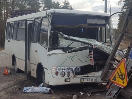 На выезде из Киева маршрутка с пассажирами врезалась в грузовик и перевернула его
