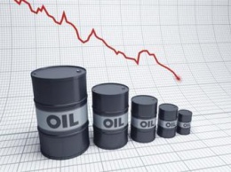 Нефть продолжает снижение из-за роста запасов в США впервые за 11 недель