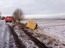 В Ровенской области в кювет съехал школьный автобус с детьми